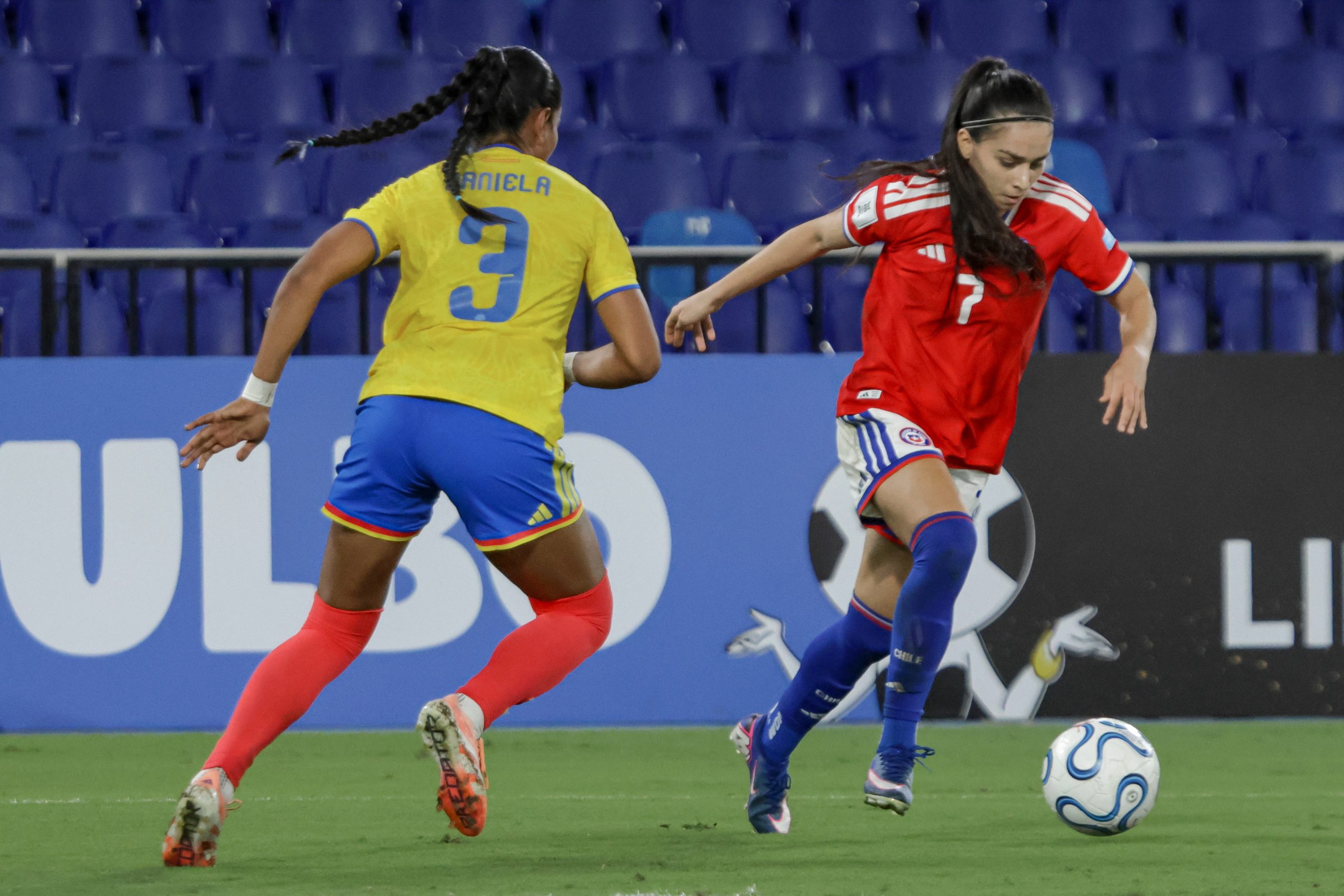 Dura derrota ante Colombia complica las ilusiones mundialistas de La Roja Femenina.